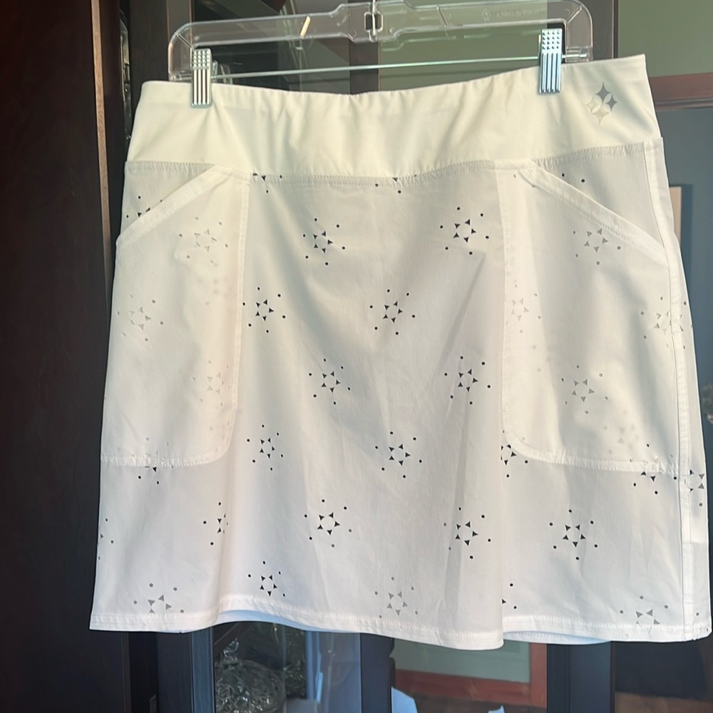 Jofit Cutout skirt.   White skirt with blue shorts attached under